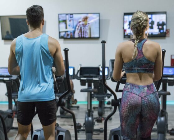 Man-woman-watch-tv-in-fitness-center